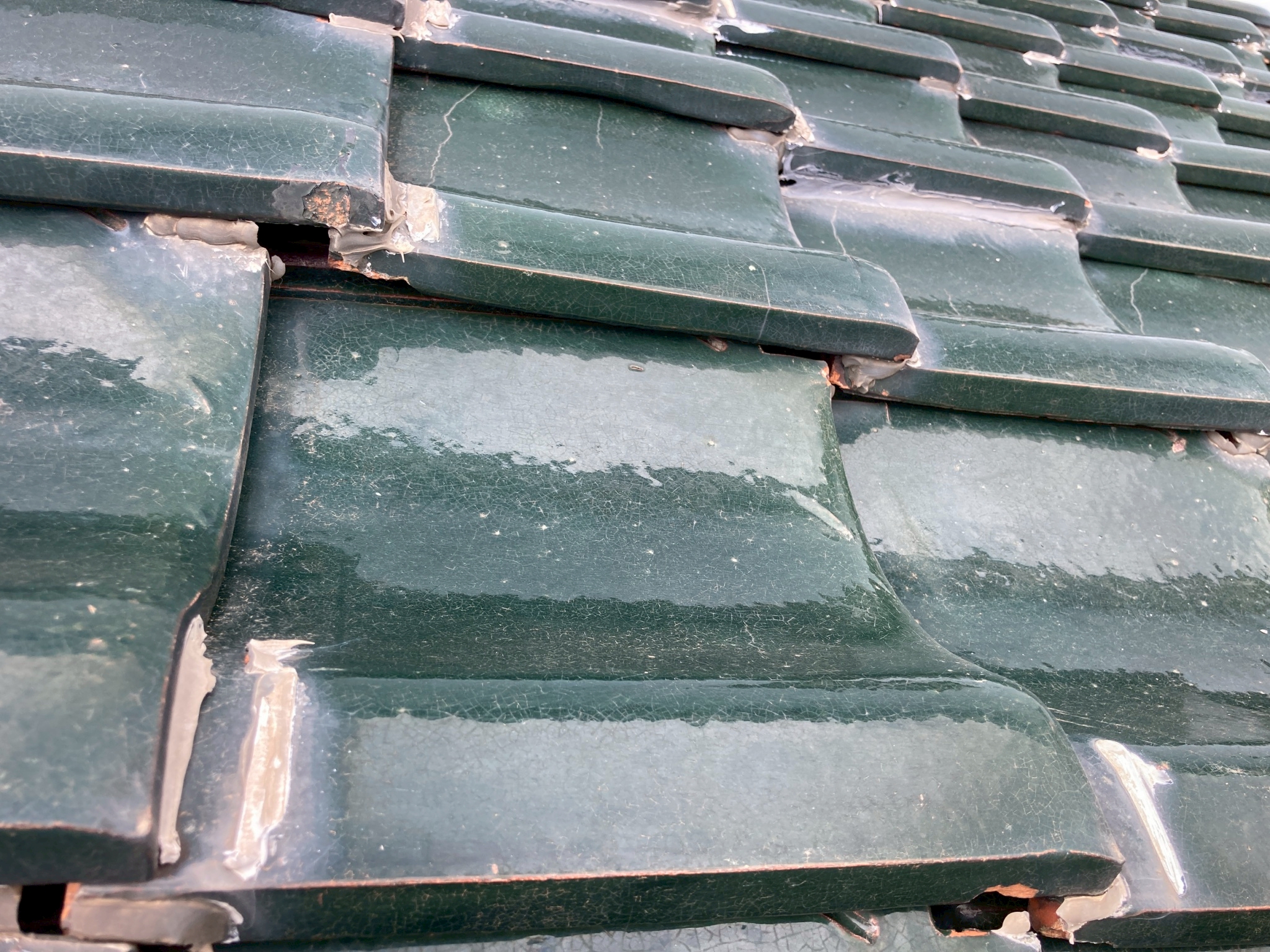 瓦がズレて隙間ができている